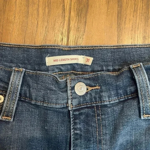 Levi’s Mid Length Denim Blue Distressed Shorts Women’s size W31/ Size 12 - Picture 3 of 11